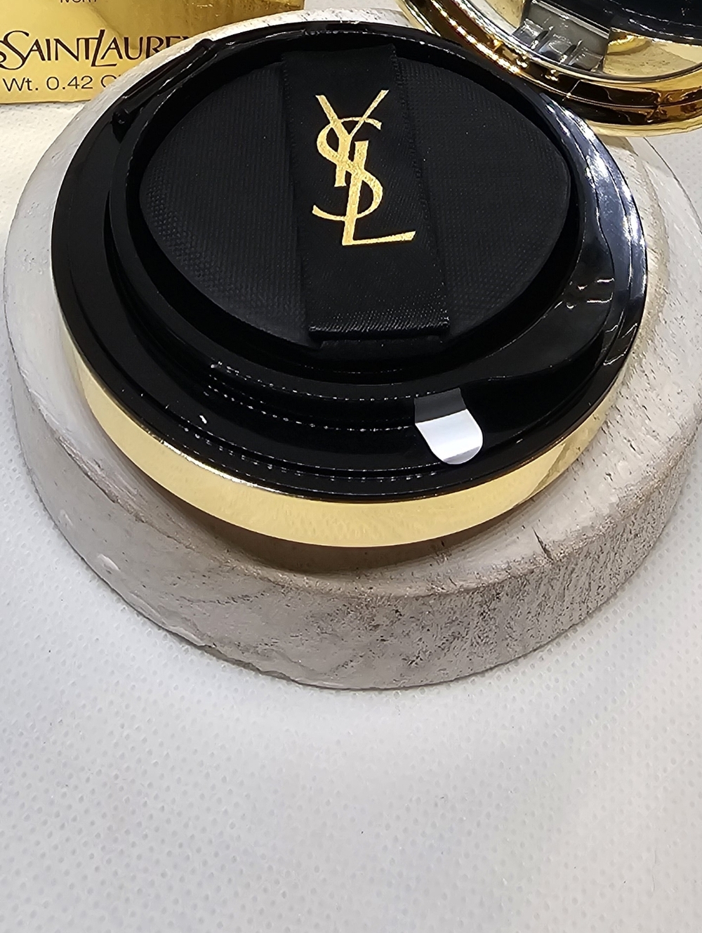 Yves Saint Laurent Glow-Pact Foundation B20 Porcelain - Picture 3 of 4